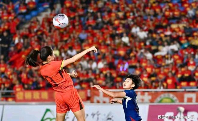 泰国女足队员勇往直前，冲刺胜利