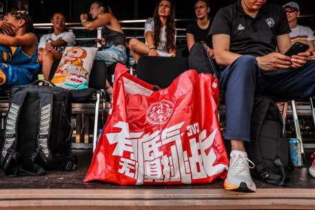 穆古鲁扎回归赛场，赛况扑朔迷离首场状态亮眼，瑞士队观众沸腾！